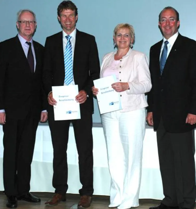 Regionaldirektor Dr. Werner Gross (l.) und IHK-Präsident Peter Esser (r.) gratulierten Marianne Pelz und Wolfgang Marzinke aus dem Regensburger RE/MAX-Büro zum erfolgreichen Abschluss.
