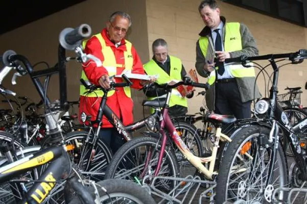 Bild: Radelnde Schüler meist ohne Helm unterwegs