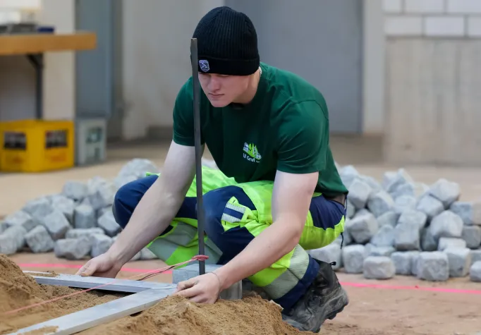 Student der OTH Regensburg ist bester Straßenbauer Bayerns Bild: Student der OTH Regensburg ist bester Straßenbauer Bayerns