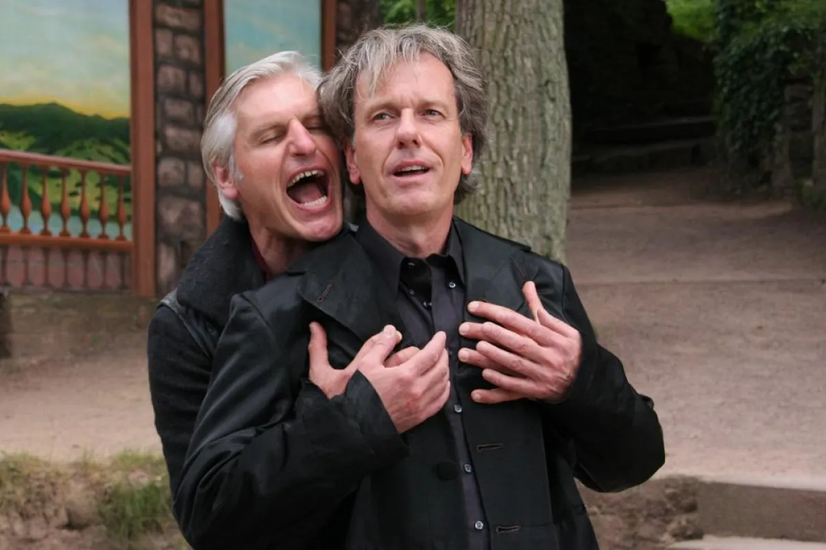 Mephisto (Frank Kirschgens) verspricht Faust (Michael Marwitz) unendlichen Genuss