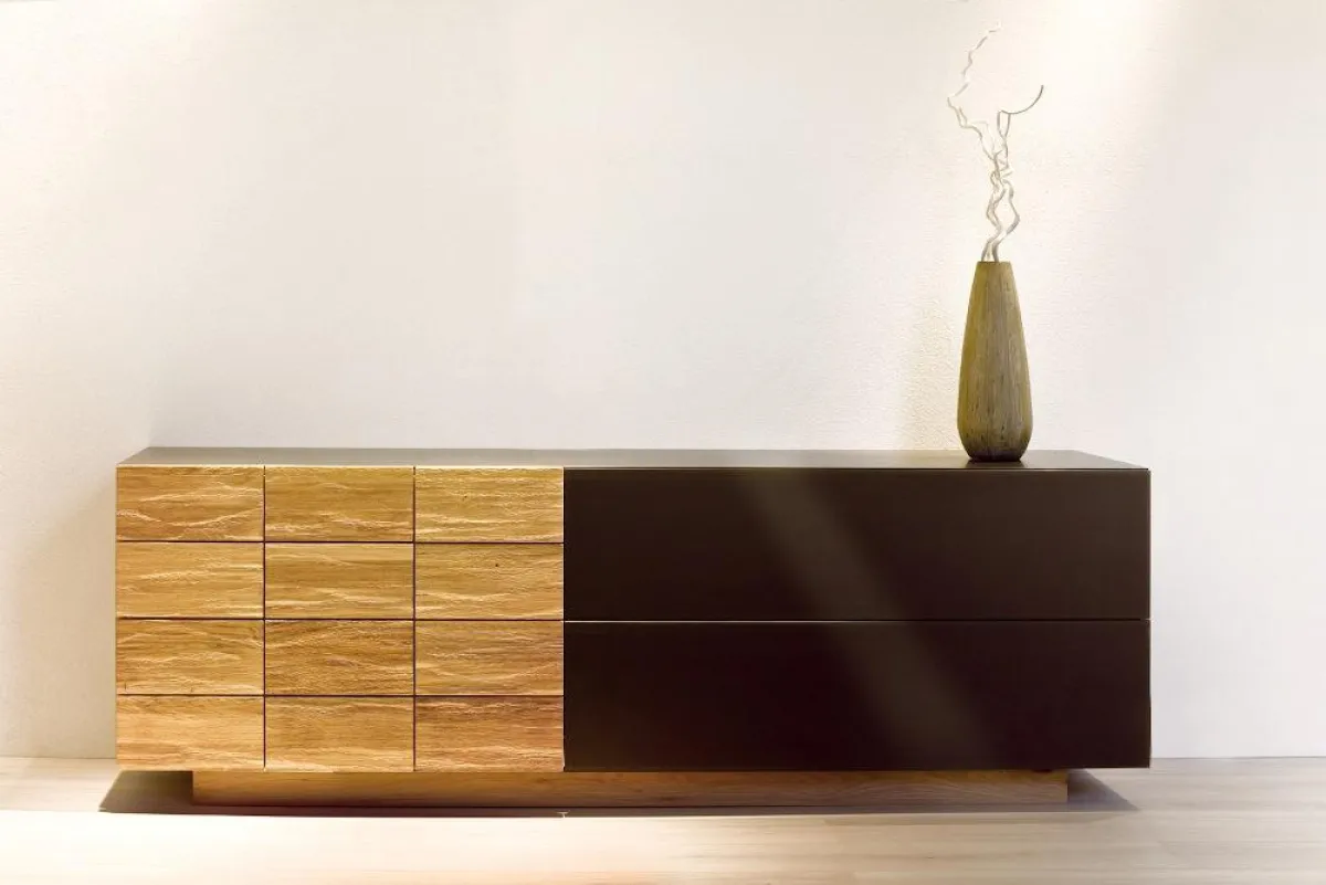 Natürliche Holzoptik gepaart mit glänzenden dem neuen Wohntrend. Bild: tdx/ Voglauer