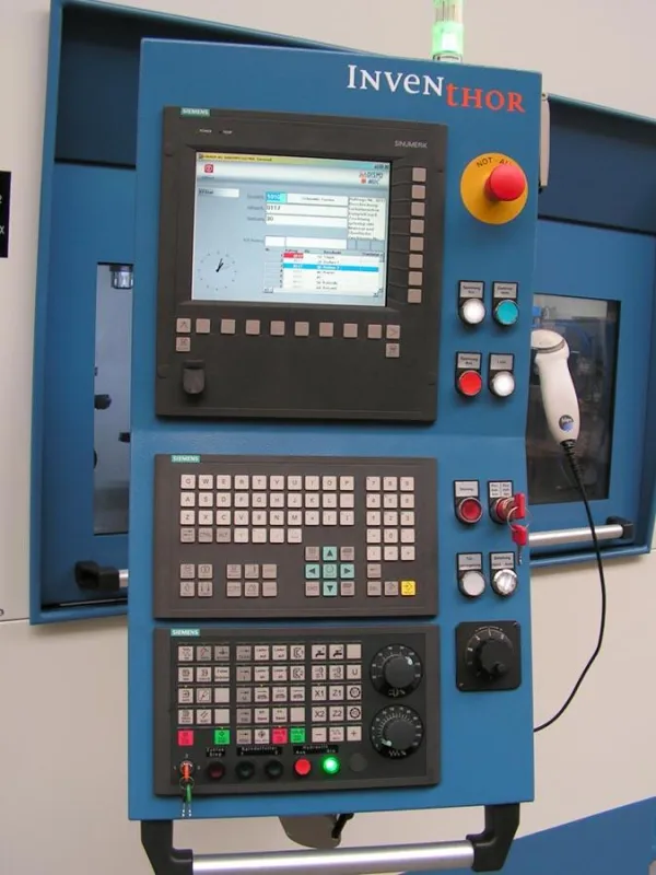 An einer Inventhor-Drehmaschine konnten EMO-Besucher live erleben, wie die Software-Suite JobDISPO der FAUSER AG auf einer CNC-Steuerung läuft