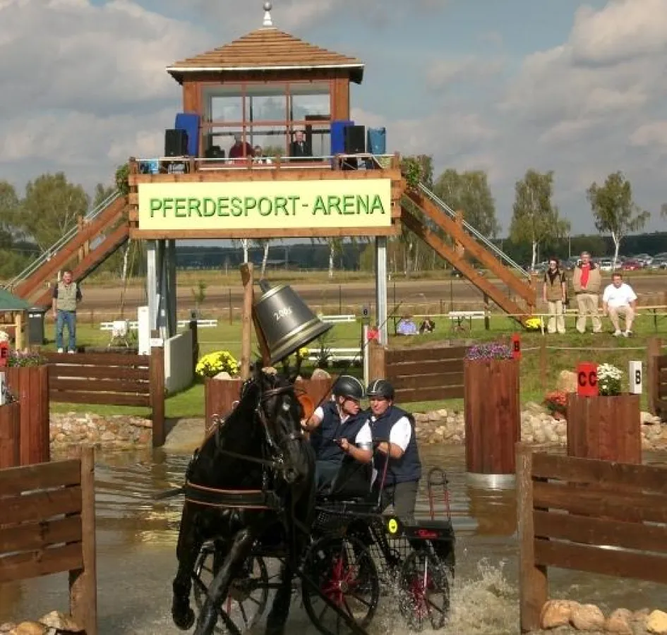 Eines der belibtesten Hindernisse ist das Wasserhindernis mit der Glocke. Es ist der gleichnamigen Schildbürgersage nachempfunden.