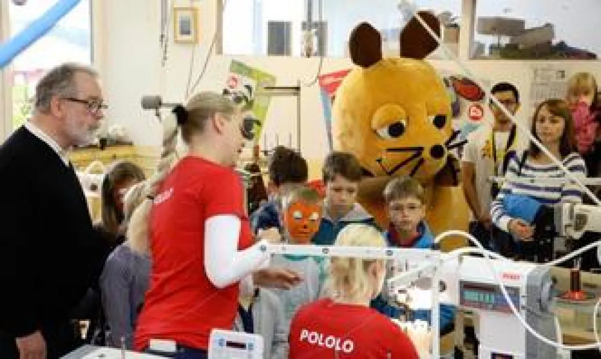 Besuchergruppe in der Näherei (Foto: POLOLO OHG)