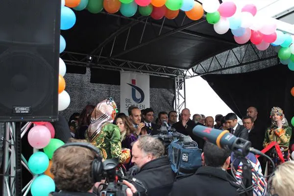 Bild: BiL Schulzentrum beauftragt GEMCO Veranstaltungsmedien mit der technischen Umsetzung der Eröffnungsfeier.