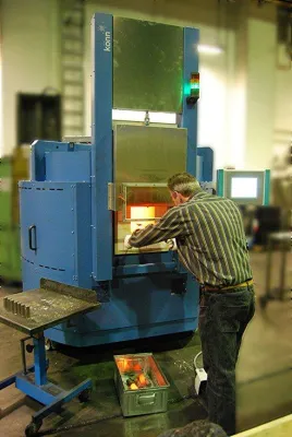 Bild: Codierte Schrauben. Intelligente Kamera detektiert Datamatrix Codes auf metallischer Oberfläche.