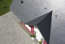 Bild: Das elegante Dunkle: Warum der Ökobaustoff Schiefer seidig schimmert?