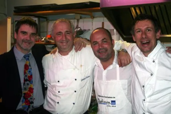 Sportjournalisten kochen gegen Krebs: WDR-Sportchef Steffen Simon und Sportjournalist Andreas Bosbach am Herd Bild: Sportjournalisten kochen gegen Krebs: WDR-Sportchef Steffen Simon und Sportjournalist Andreas Bosbach am Herd