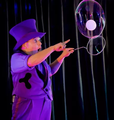 Bild: Seifenblasenkünstler war perfekte Unterhaltung für Tagung