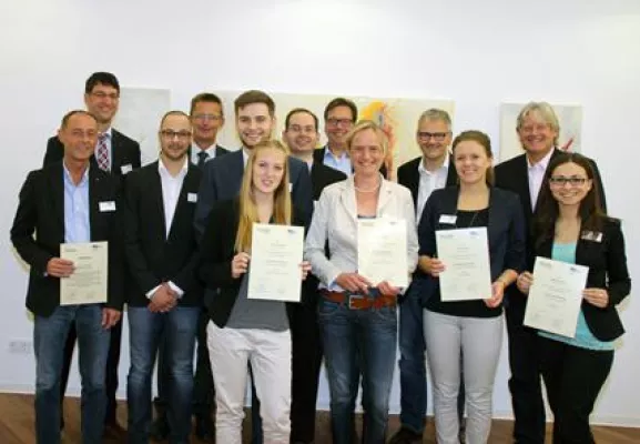 Freude an der Hochschule Weserbergland: Sieben Studierende erhalten ein Deutschlandstipendium Bild: Freude an der Hochschule Weserbergland: Sieben Studierende erhalten ein Deutschlandstipendium