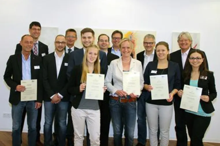Freude an der Hochschule Weserbergland: Sieben Studierende erhalten ein Deutschlandstipendium Bild: Freude an der Hochschule Weserbergland: Sieben Studierende erhalten ein Deutschlandstipendium