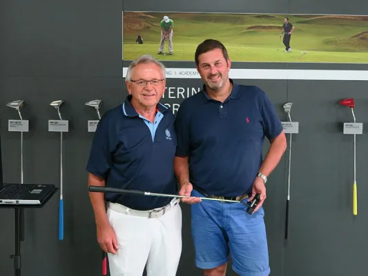 Bild: Titelsponsor KRAMSKI überreicht den Hole-in-One-Schützen der DGL ihren Gewinn