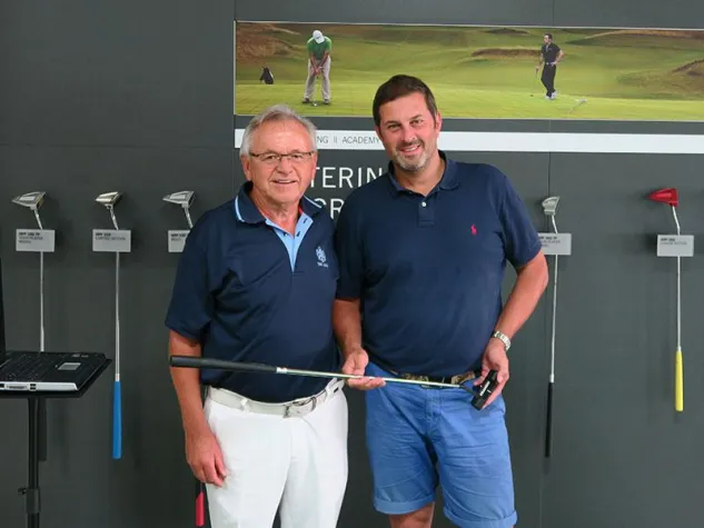 Bild: Titelsponsor KRAMSKI überreicht den Hole-in-One-Schützen der DGL ihren Gewinn