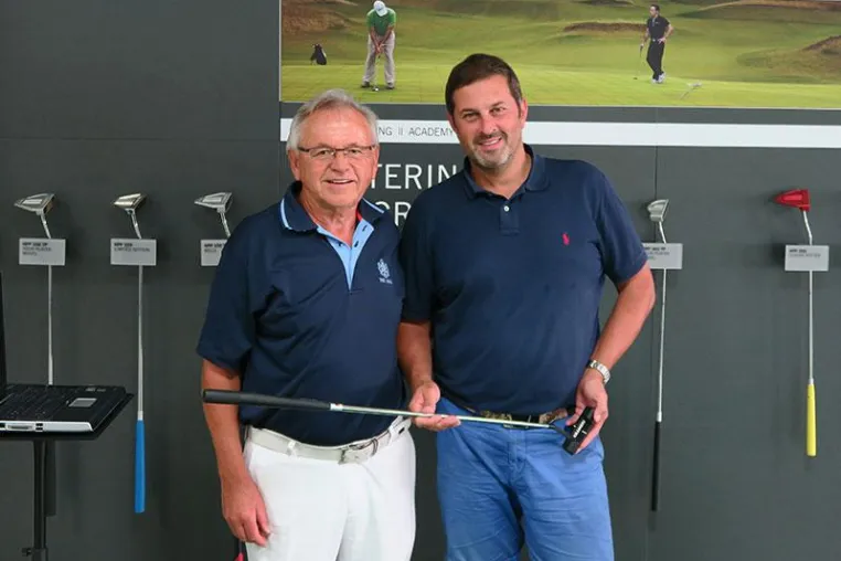 Bild: Titelsponsor KRAMSKI überreicht den Hole-in-One-Schützen der DGL ihren Gewinn