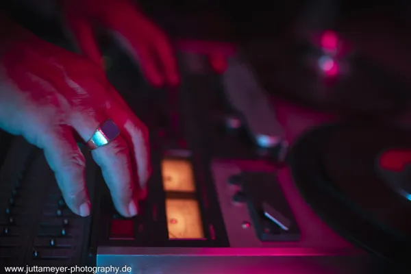 Warum analoge Bandsättigung im modernen EDM und Rock/Pop wieder relevant wird Bild: Warum analoge Bandsättigung im modernen EDM und Rock/Pop wieder relevant wird