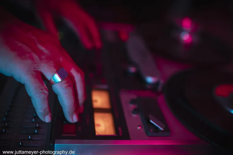 Bild: Warum analoge Bandsättigung im modernen EDM und Rock/Pop wieder relevant wird
