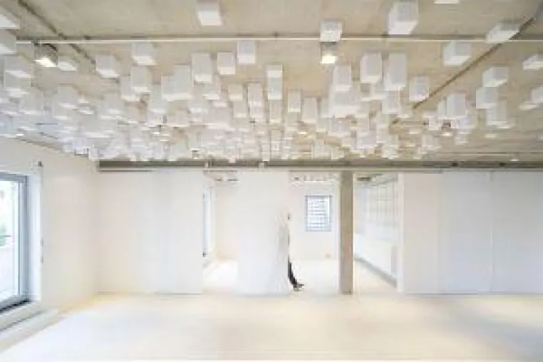 Architekturbüro setzt auf lichtdurchlässige Schiebewände Bild: Architekturbüro setzt auf lichtdurchlässige Schiebewände
