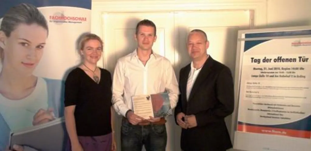Herrn Alexander von Gerichten zwischen Herrn Prof. Dr. Dr. Christian Werner und der Dekanin der Fakultät Wirtschaftsrecht, Frau Prof. Dr. Stefanie Salaw-Hanslmaier.