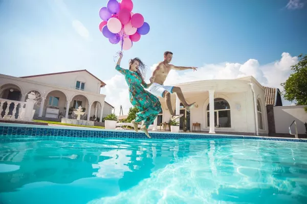 Bild: Gutscheine im Gesamtwert von 7,5 Millionen Euro: BestFewo feiert zehnjähriges Jubiläum mit seinen Urlaubern