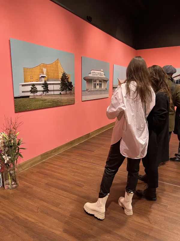 Eindrücke aus der Ausstellung 100 Places in Berlin der Berliner Künstlerin Sarah Eick. (© artrelations Galerie)
