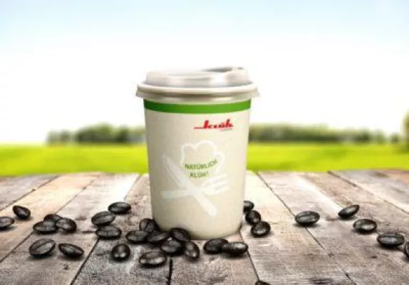Bild: Unternehmen führt 100 % biologisch abbaubare Kaffeebecher ein - Klüh Catering: Coffee-to-Go umweltbewusst