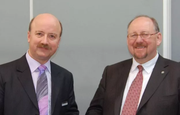 Bild: Wirtschaftsstaatssekretär Richard Drautz zu Besuch auf dem CeBIT Messestand der Effekta Regeltechnik GmbH