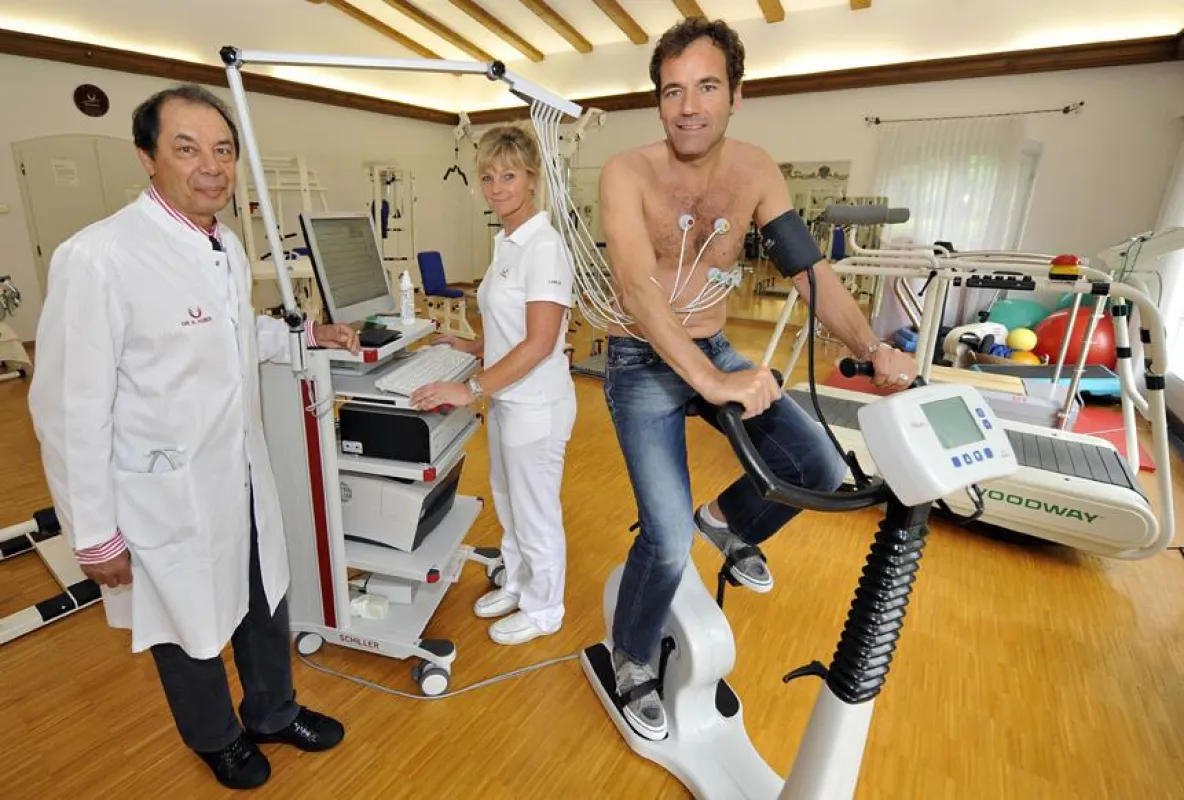 (Bild: Privatklinik Jägerwinkel) Thomas Ohrners persönliches Vorsorgeprogramm umfasste unter anderem Magen-Darm-Spiegelung, Herz- und Kreislauf-Check, Hautscreening und Wirbelsäulenanalyse.