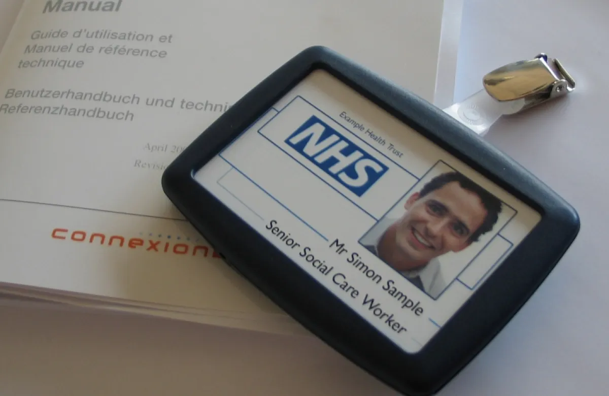 Identicom: Das Namensschild als mobiler Alarmknopf