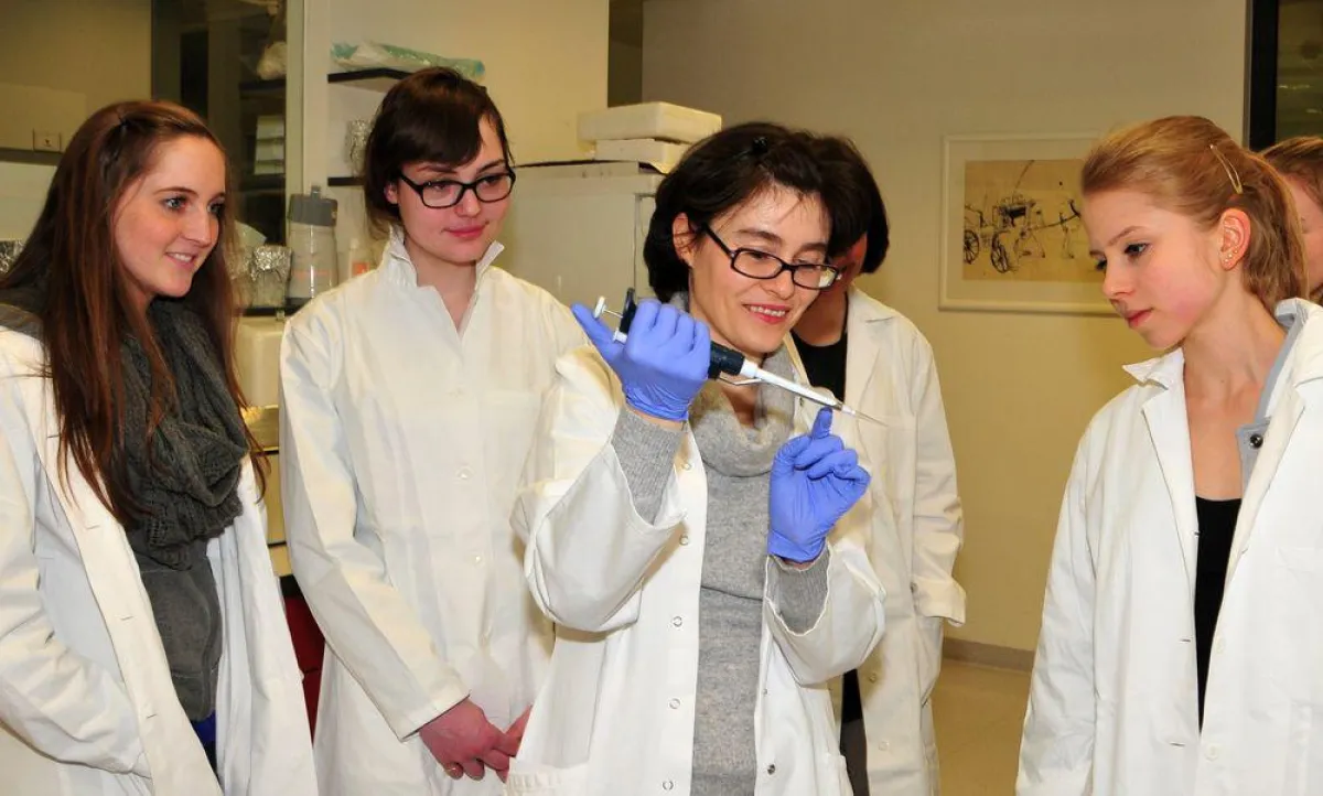 Heidi Fiegl mit Schülerinnen beim Science Inspires Workshop, Foto T. Jenewein