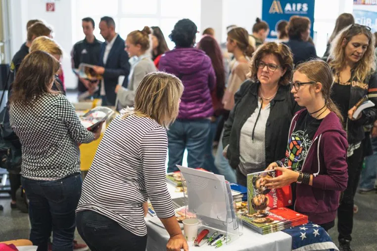 Den Auslands-Traum erfüllen / Auf der JugendBildungsmesse Köln informieren Aussteller zu Auslandsaufenthalten Bild: Den Auslands-Traum erfüllen / Auf der JugendBildungsmesse Köln informieren Aussteller zu Auslandsaufenthalten
