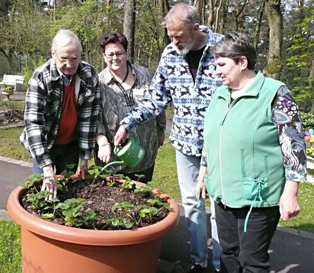v. l.: Vladimirz Wloczyk (Bewohner), Beate Kalowsky (Pflegedienstleitung), Klaus Schinke (Bewohner), Ilona Friedrich (Soziale Betreuung)