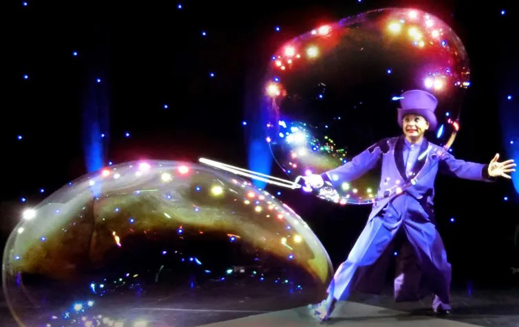 Bild: Abendprogramm des Betriebsjubiläums glänzt durch Top Showkünstler