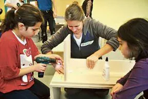 Bild: Mit Hammer und Bohrmaschine - -Berliner Schüler gestalten ihr Klassenzimmer