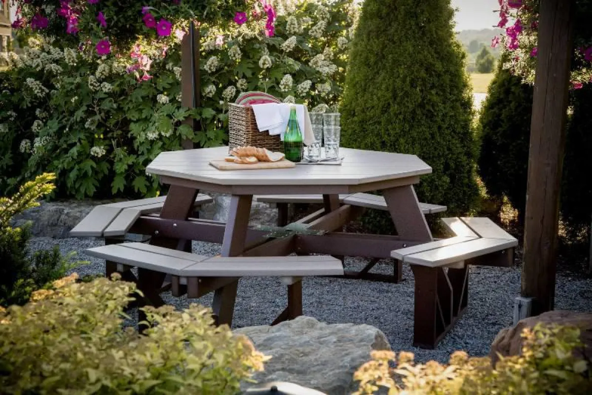 Ein Picknicktisch für 8 Personen von Casa Bruno American Home Decor