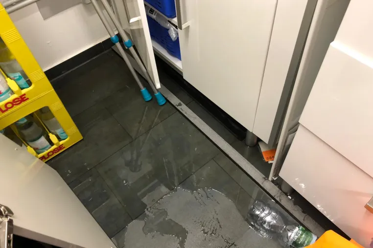 Sanierer-Notfalldienst im Dauereinsatz - Ausnahmezustand in Geesthacht nach Unwetter Bild: Sanierer-Notfalldienst im Dauereinsatz - Ausnahmezustand in Geesthacht nach Unwetter