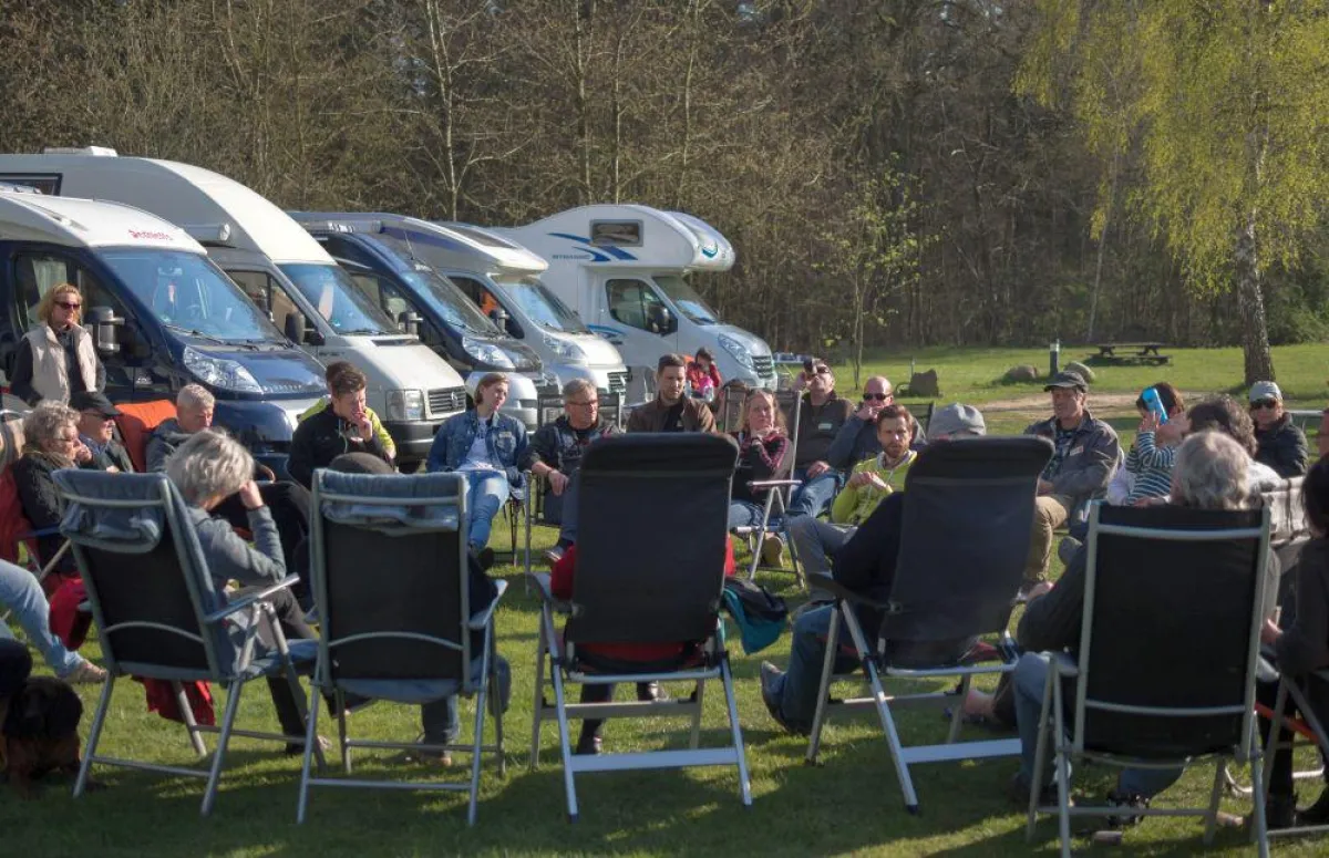 Viertes PaulCamper Vermietertreffen, lockere Gesprächsrunde, April 2015 © PaulCamper GmbH