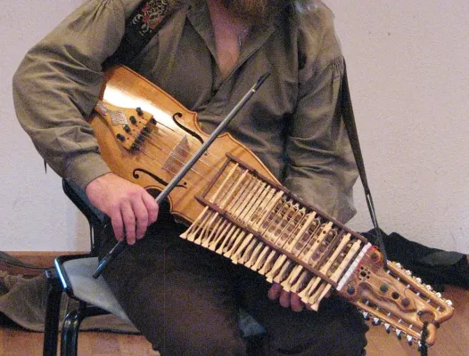Bild: Schnupperkurs für Schlüsselfidel zum Jahresanfang - Workshop für Nyckelharpa auf BURG FÜRSTENECK