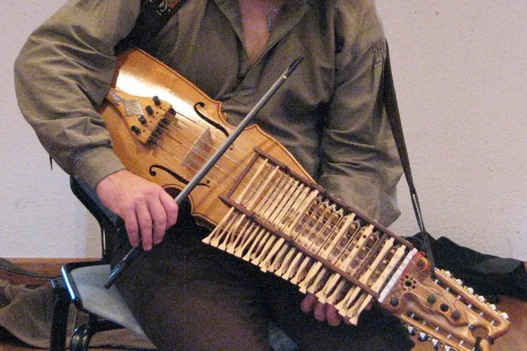 Schnupperkurs für Schlüsselfidel zum Jahresanfang - Workshop für Nyckelharpa auf BURG FÜRSTENECK Bild: Schnupperkurs für Schlüsselfidel zum Jahresanfang - Workshop für Nyckelharpa auf BURG FÜRSTENECK