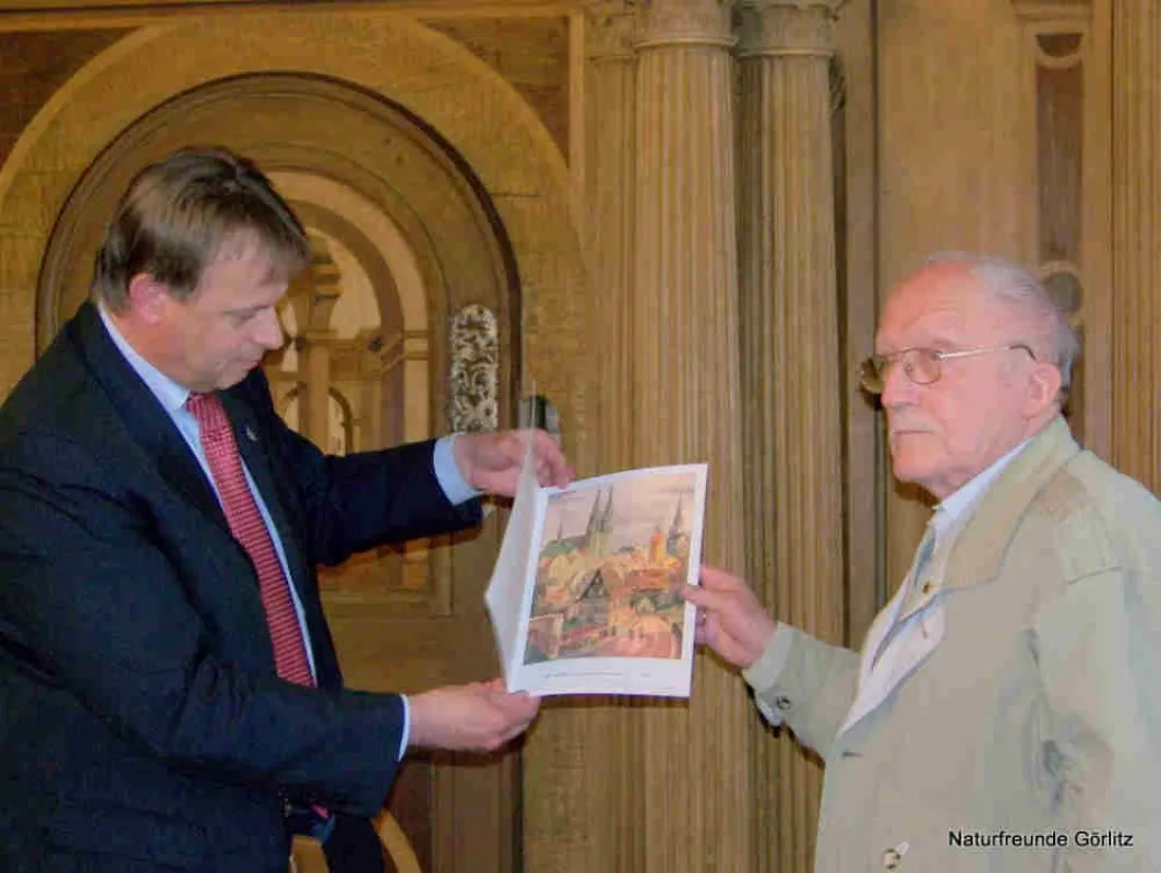 OB Joachim Paulick überreicht Franz Deuter, dem früheren Vorsitzenden der Wiesbadener Naturfreunde eine Zeichnung von Günter Hain zur Erinnerung