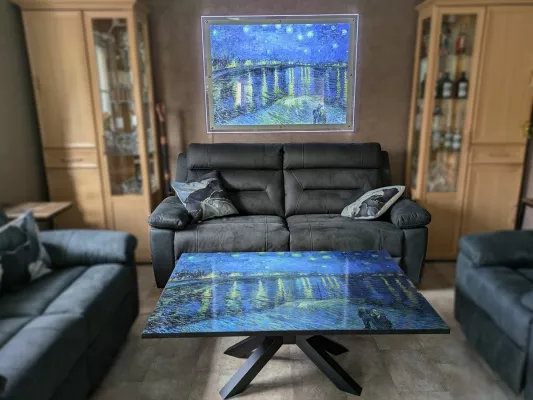 Bild: Bänke, Tische, Leuchtrahmen – MARAMORE kombiniert Kunst mit Funktion und Service