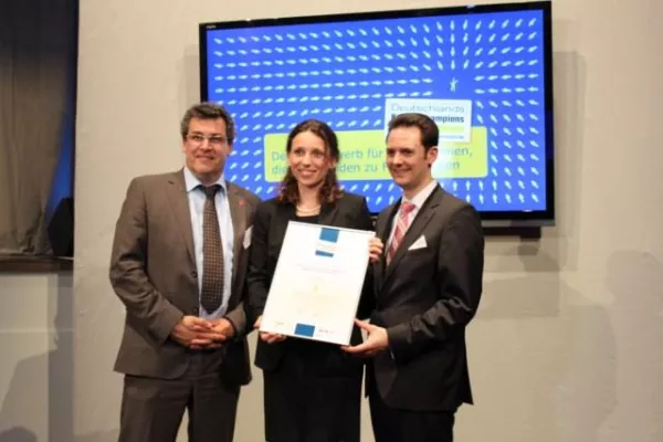 Bild: carriere & more einer von Deutschlands Kundenchampions und Mitarbeiterchampions 2012