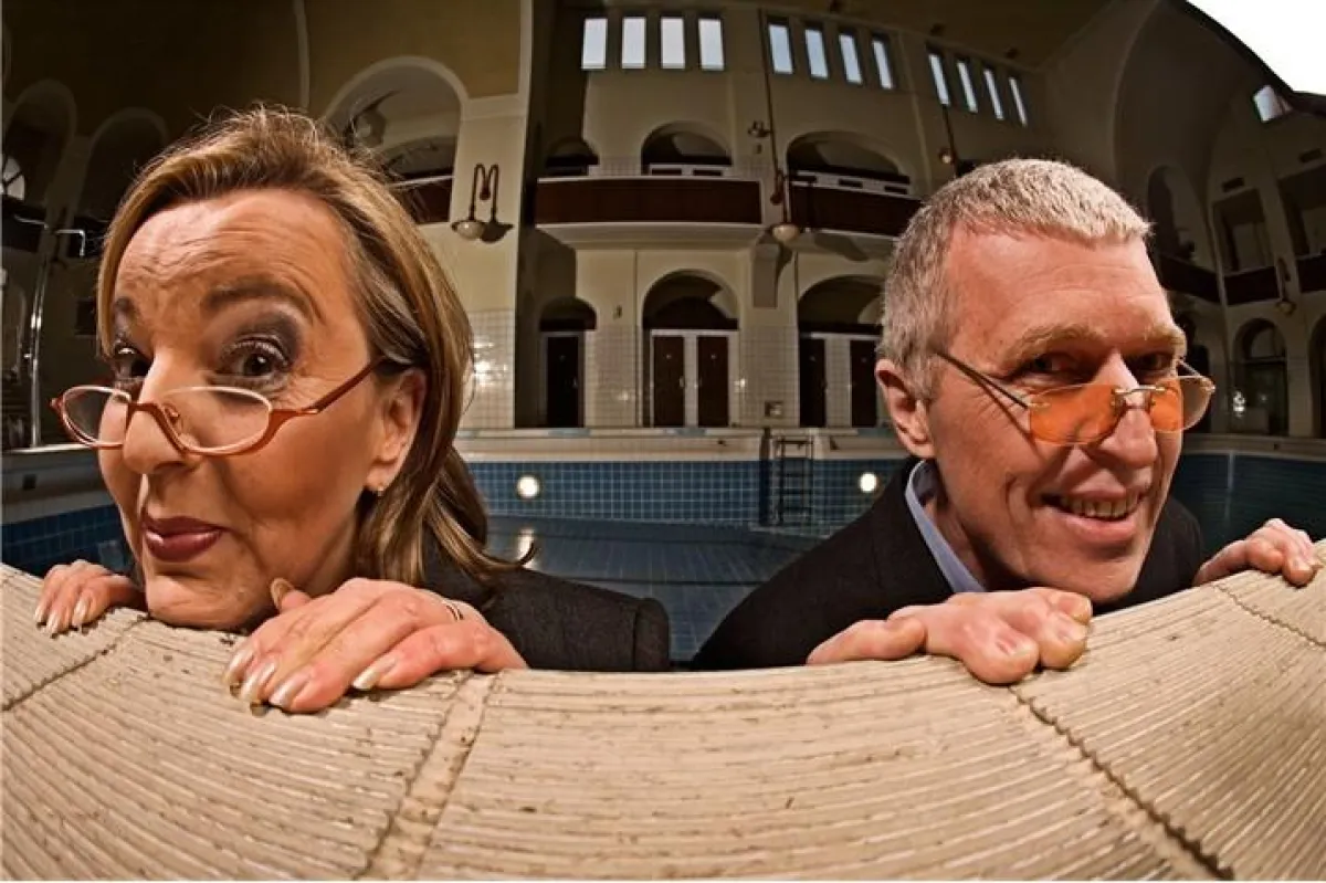 Schauen über den eigenen Fliesenrand: Birgit Erbi und Dietmar Loy. Foto: René Carstanjen