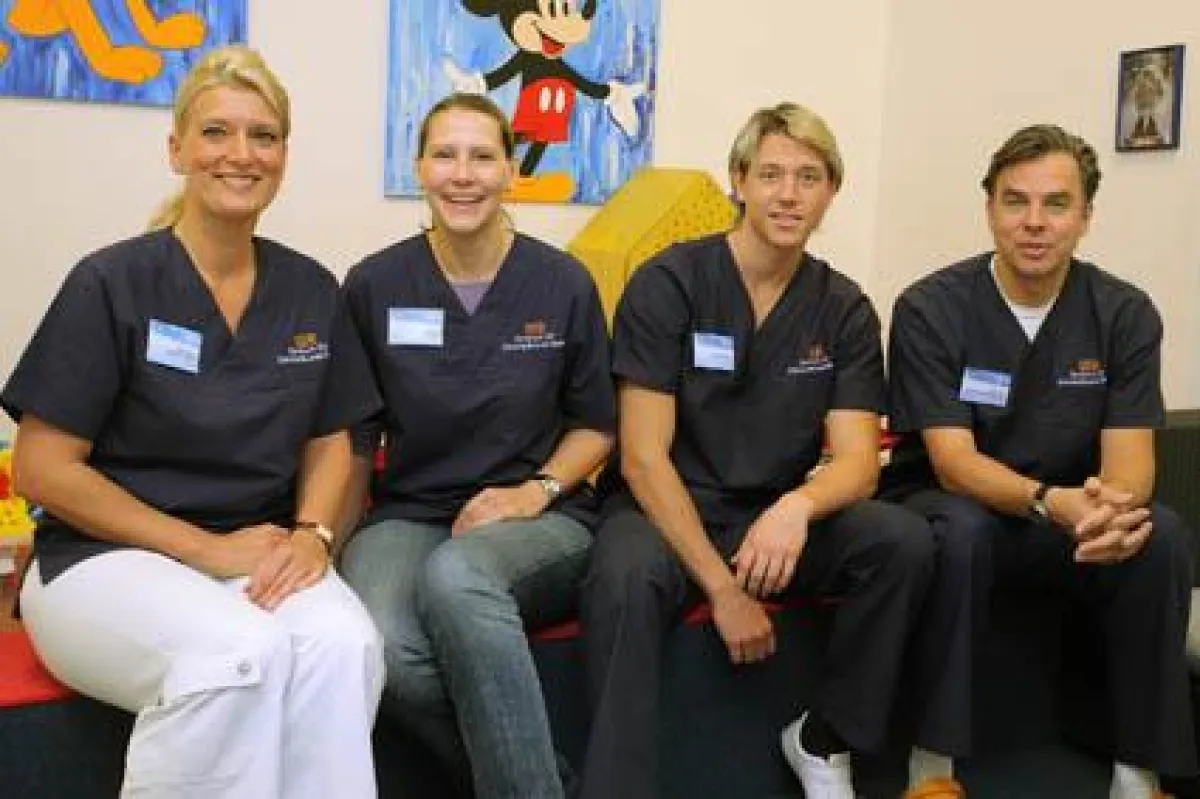 Das Ärzteteam im Zentrum für Zahnheilkunde Moers (v. l.): Stephanie Hahnen-Czaika, Sabine Wittwer, Jörg Siebers, Dr. Ulrich Riekeberg (Copyright: Angelika Barth)