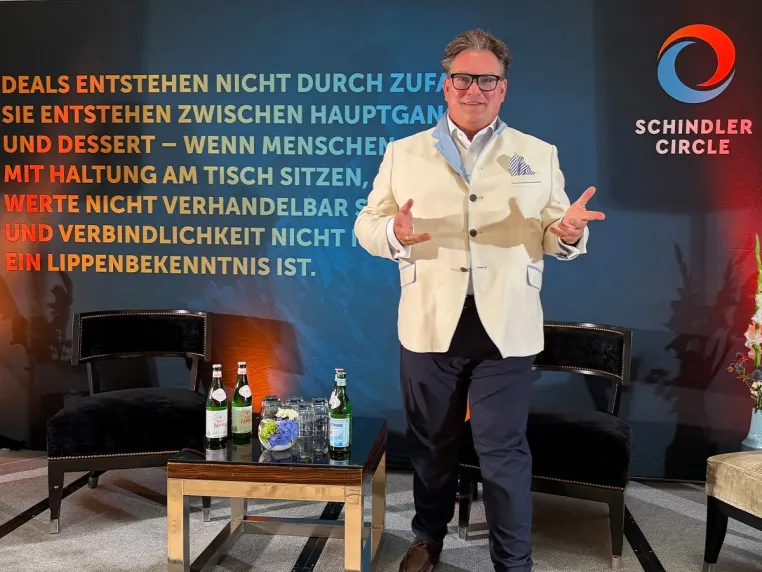 Bild: 100 Unternehmer. Ein Saal. Keine Ausreden.