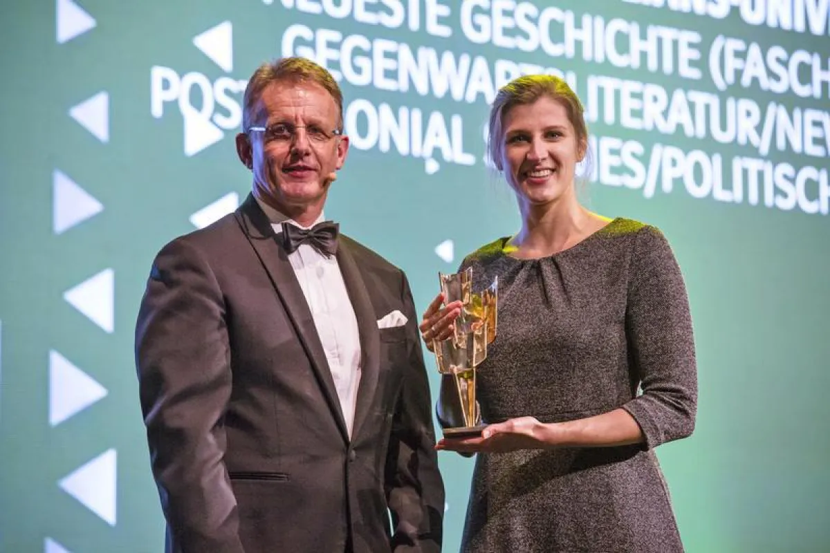 Christine Ott bekam den Kulturpreis Bayern 2017 vom Start-up-Unternehmer Joachim Kuhn überreicht. ((Foto: Manuela Steinemann/Bayernwerk AG) )