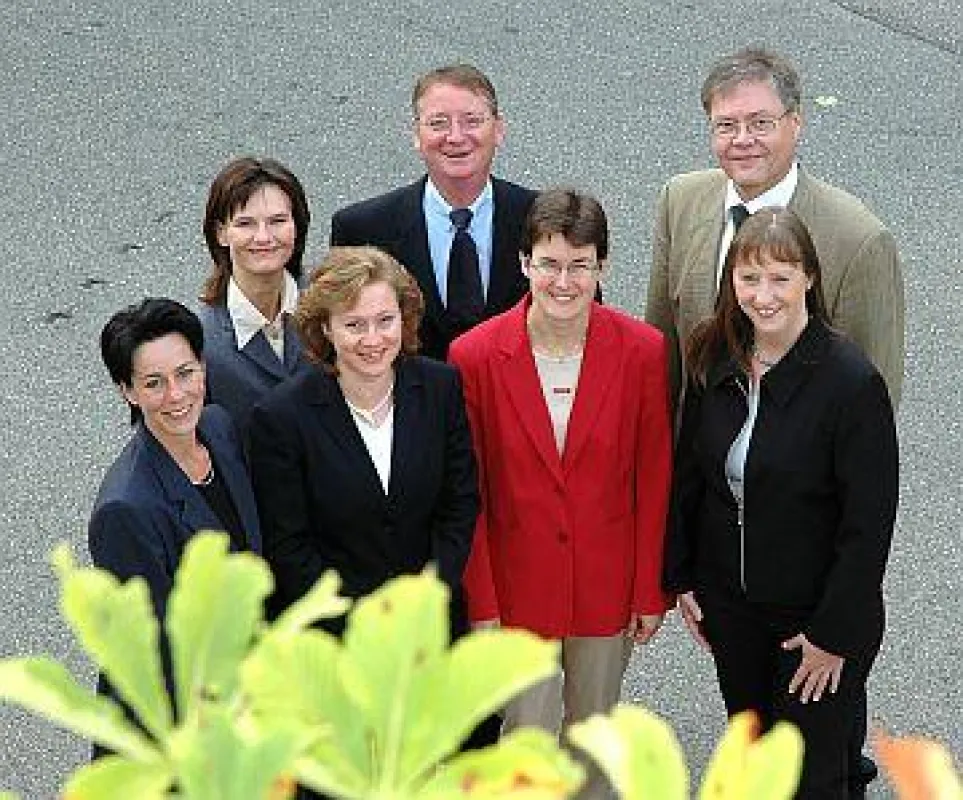 Foto Geschäftsführerin Anne-Rose Raisch (vorne, 2v.l.) und ihr Team