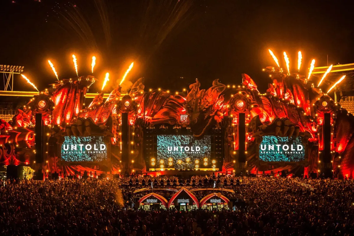 UNTOLD Festival bei Nacht mit Bühnenbeleuchtung] (© UNTOLD Pressematerial / Media )