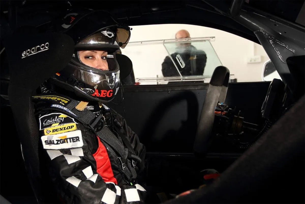 Cora Schumacher testet den Camaro GT in Südfrankreich