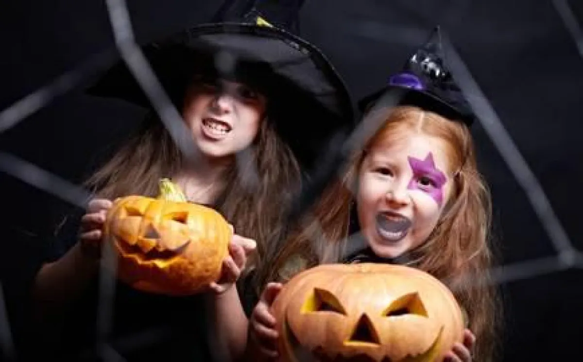 Kostümierte Kinder an Halloween