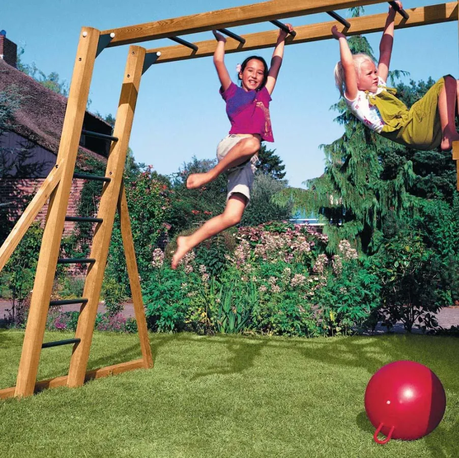 Bewegung macht schlau – am sichersten im eigenen Garten! Foto: JungleGym/Holzland